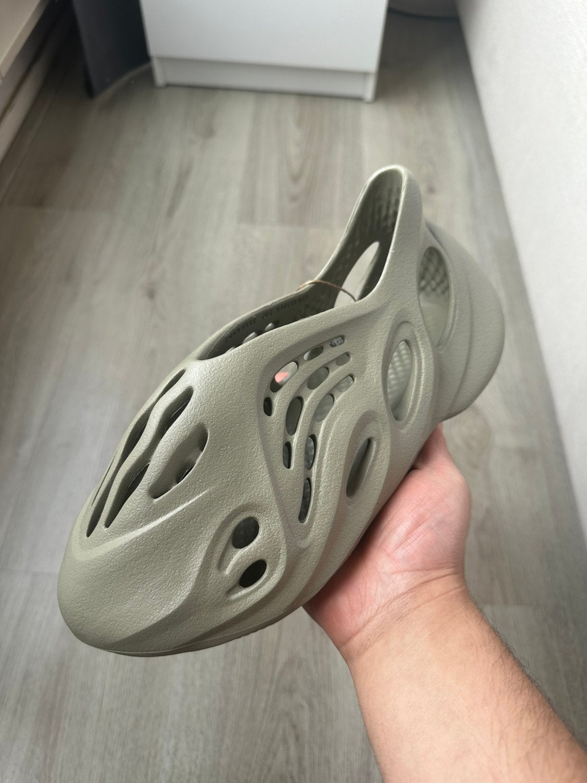Yeezy Foam Runner Stone Salt 40 1/2, Kleding | Heren, Ophalen of Verzenden, Nieuw, Overige kleuren