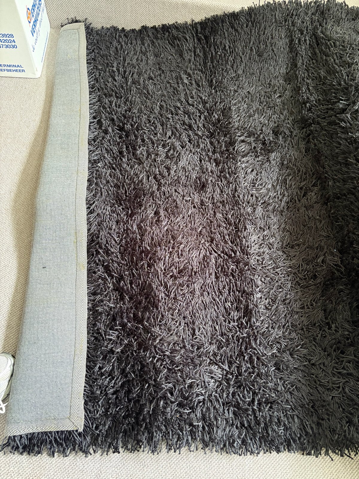 Zwart hoogpolig vloerkleed, zacht en comfortabel, Ophalen, Gebruikt, 100 tot 150 cm, Zwart