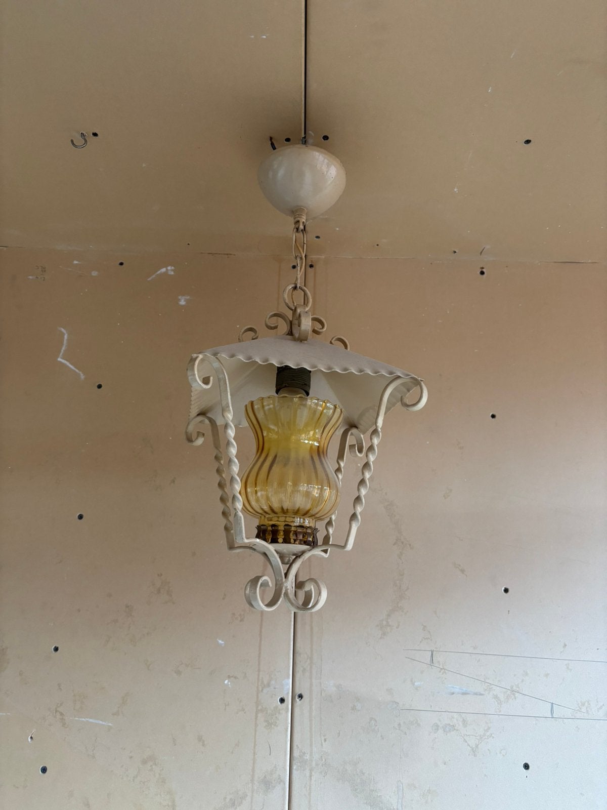 Antieke Smeedijzeren Hanglamp met Amberglas, Ophalen of Verzenden, Zo goed als nieuw, Glas