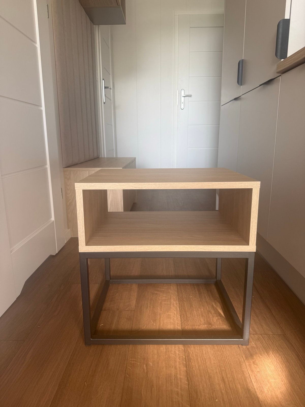 Modern bijzettafeltje/ nachtkastje NIEUW!, Huis en Inrichting, Minder dan 55 cm, Nieuw, Rechthoekig, Hout