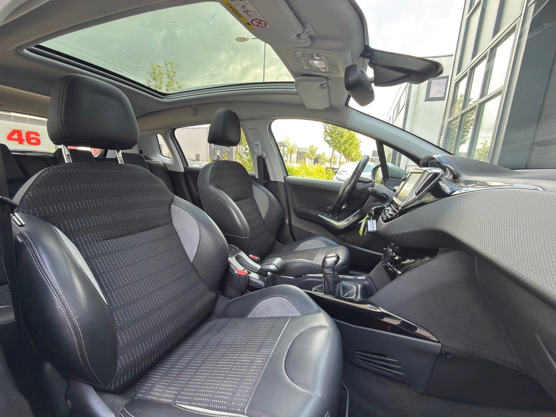 Peugeot 2008 1.2 PureTech Allure / PANORAMADAK / CARPLAY PDC, Auto's, Peugeot, Voorwielaandrijving, Euro 6, 1199 cc, 82 pk