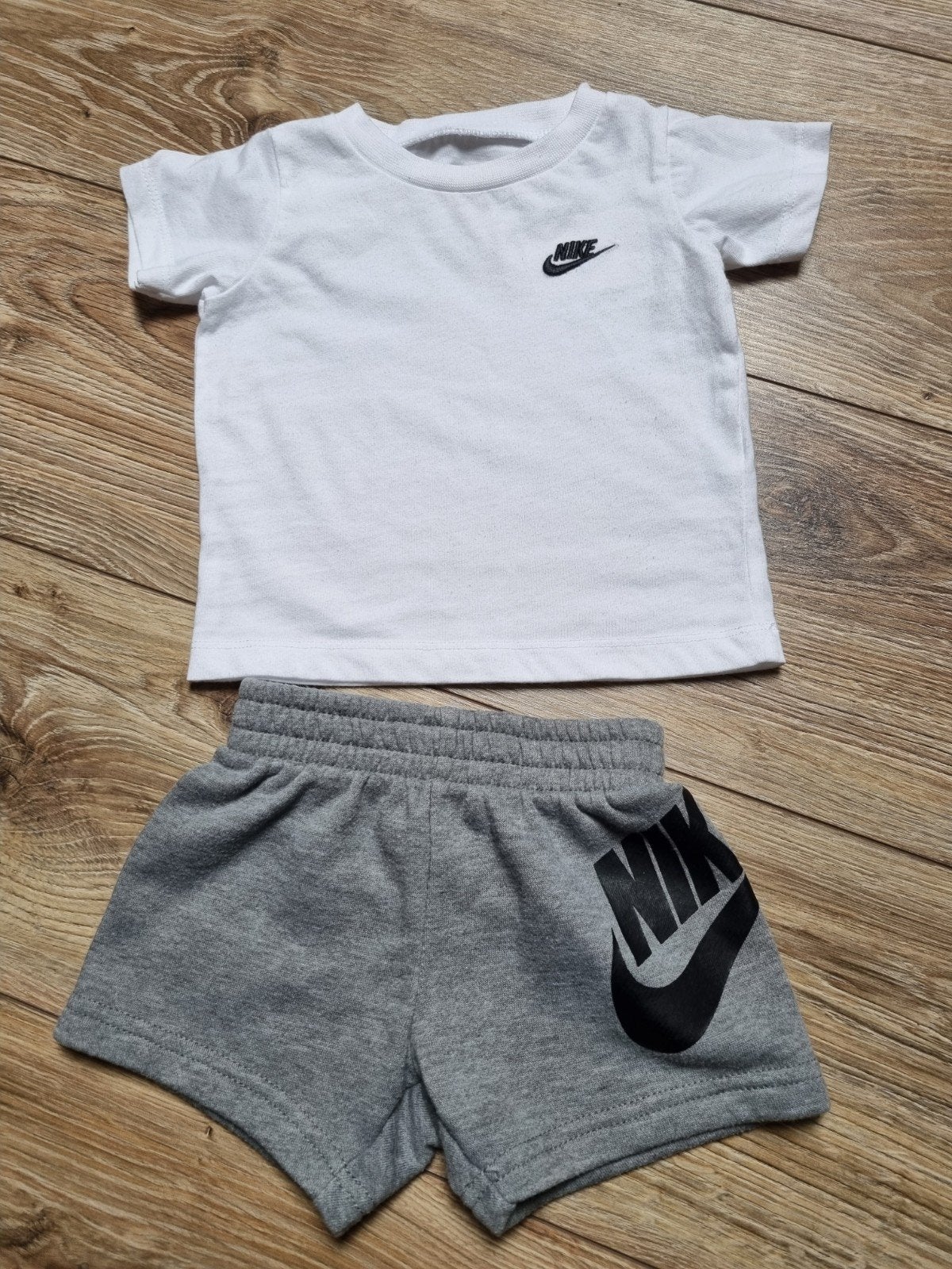 Nike setje maatje 74/80, Kinderen en Baby's, Babykleding | Maat 74, Ophalen of Verzenden, Zo goed als nieuw, Setje, Nike