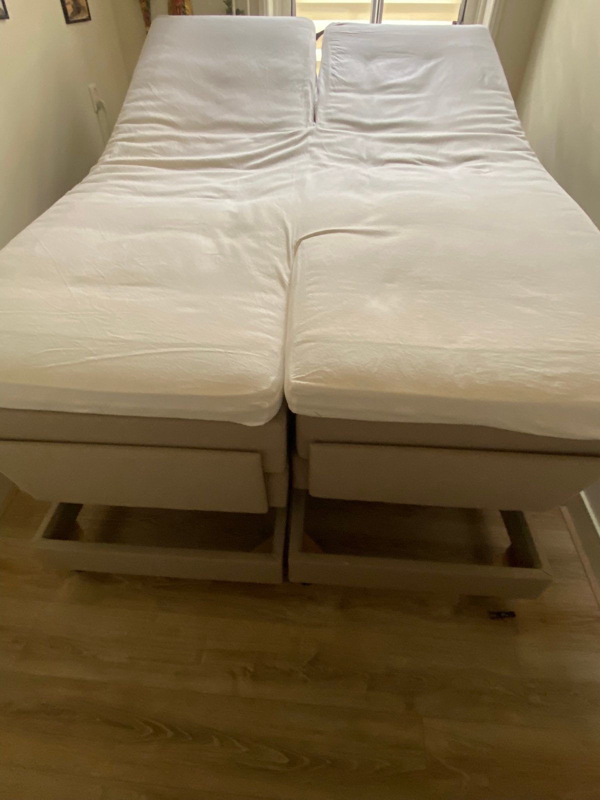 Mooie beige twee persoonsbed, elektrische bediening, Huis en Inrichting, Ophalen, Beige, Tweepersoons, 140 cm