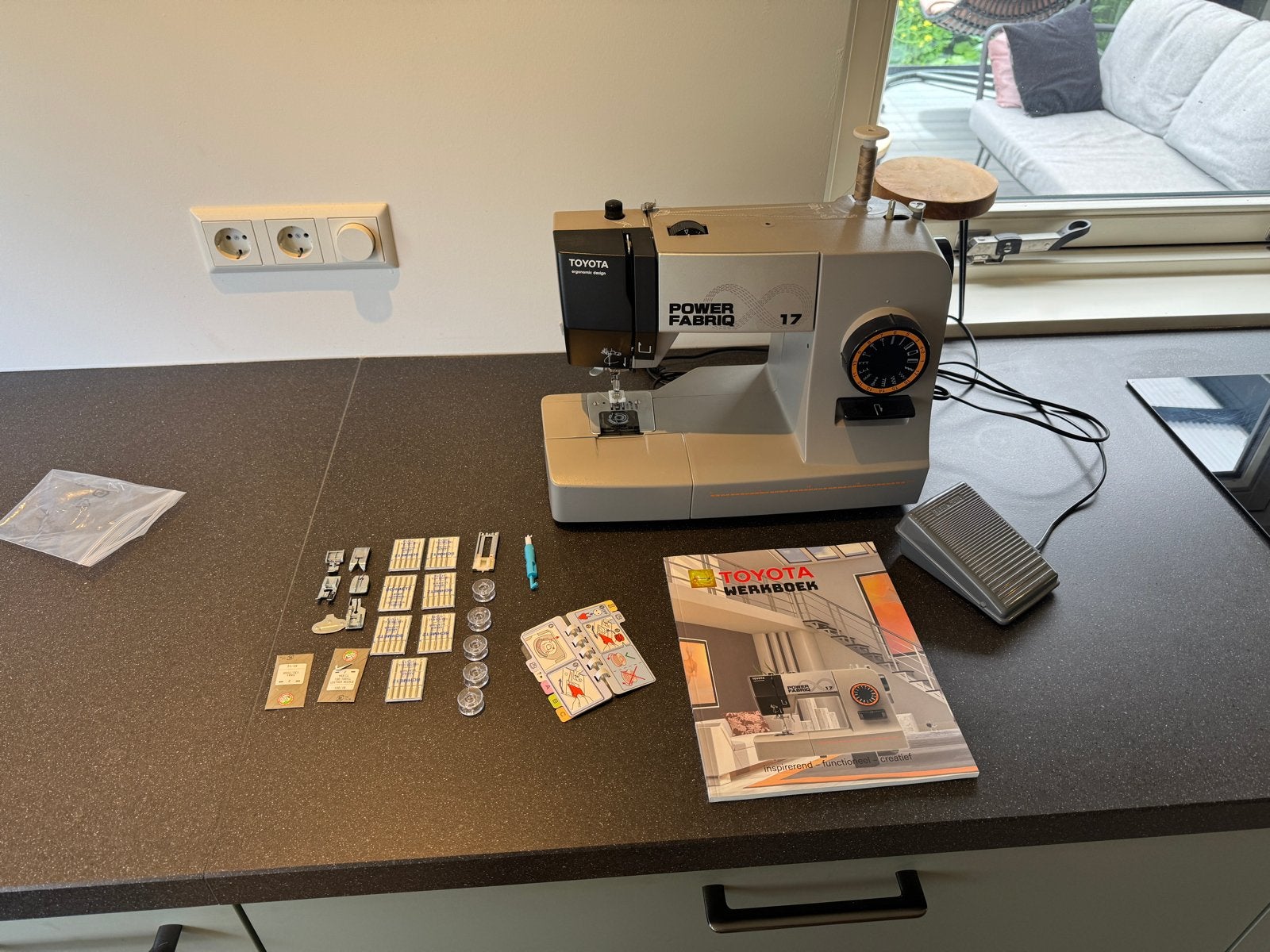 Toyota Power Fabriq 17 Naaimachine - Zo goed als nieuw, Hobby en Vrije tijd, Naaimachines en Toebehoren, Ophalen, Zo goed als nieuw