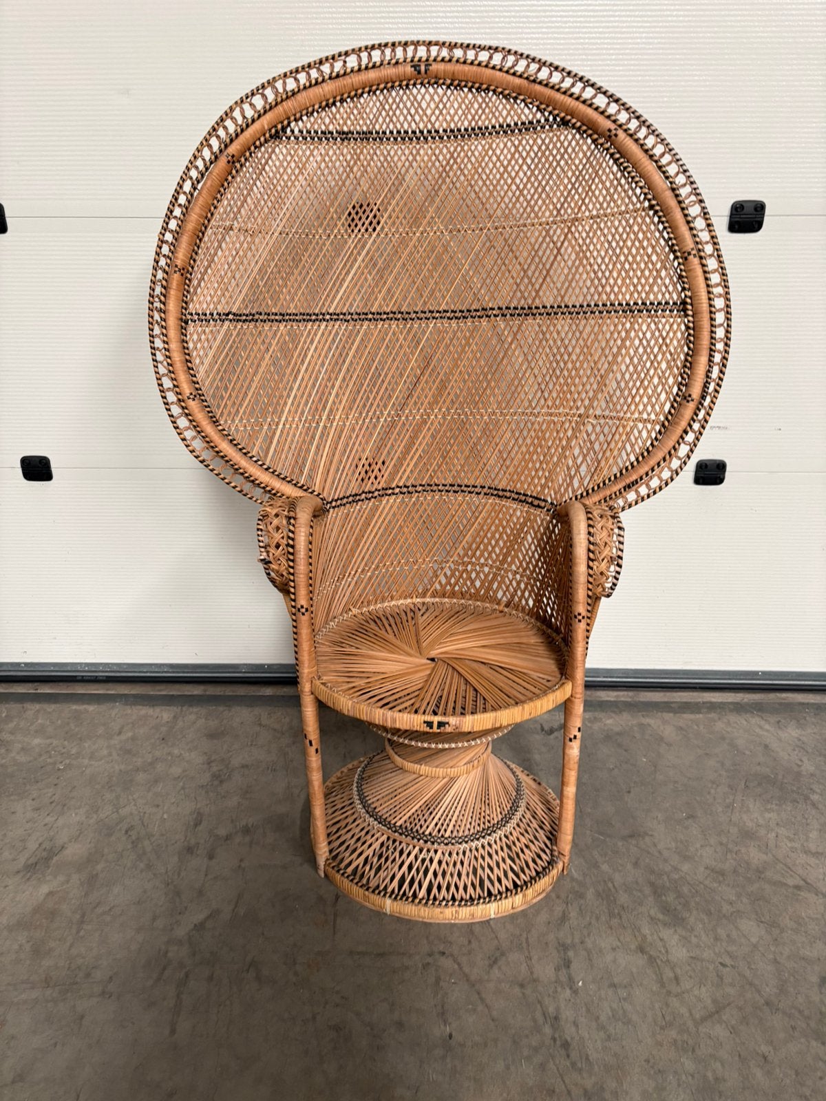 Rotan pauwenstoel, Ophalen