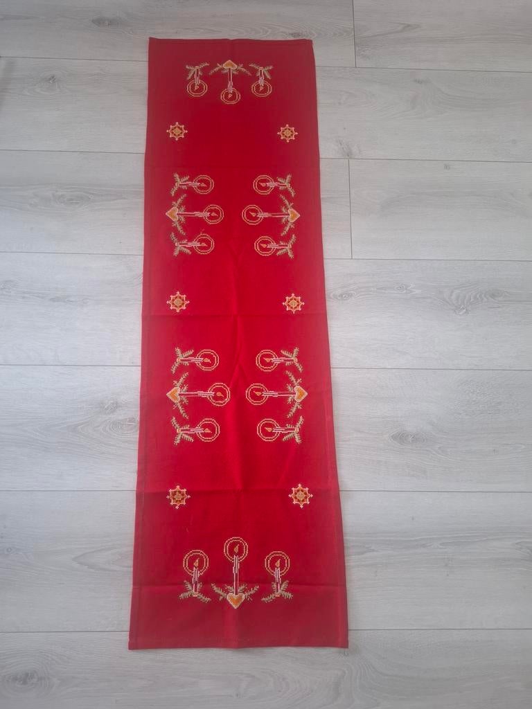 Prachtige, geborduurde, rode kerstloper, 131 x 39, Diversen, Kerst, Ophalen of Verzenden, Zo goed als nieuw