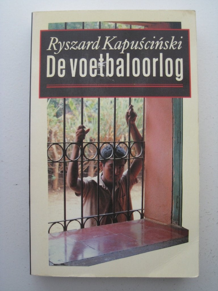 Ryszard Kapuscinski – De voetbaloorlog, Ophalen of Verzenden, Zo goed als nieuw, Europa overig