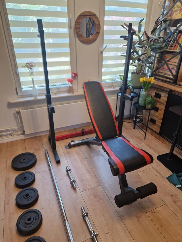 squatrek bankje halterstang dumbels en ijzr gewichten, Ophalen, Zo goed als nieuw, Fitnessbank