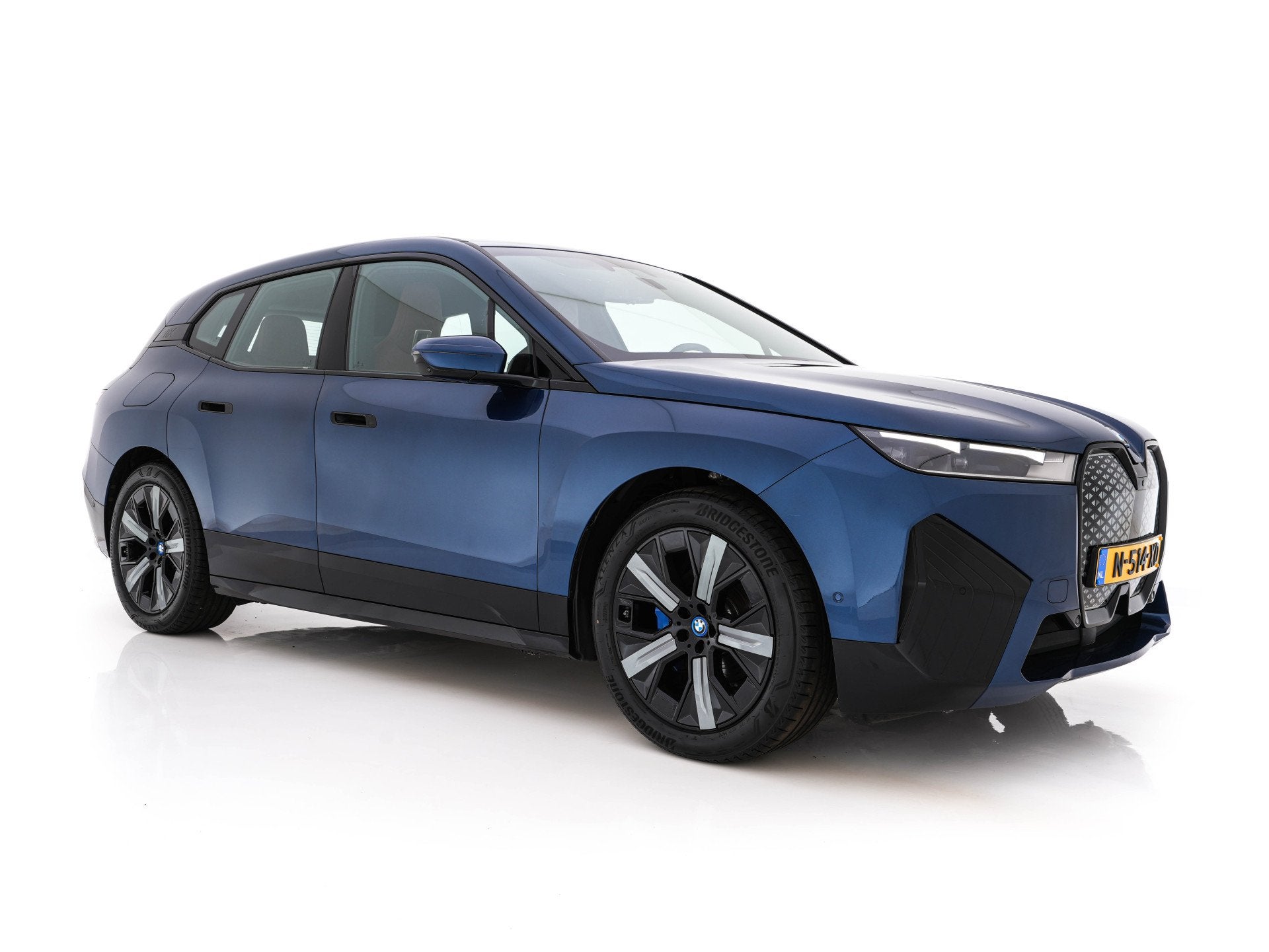 BMW iX xDrive40 High Executive 77 kWh AWD [ 3-Fase-11kW ] {S, Automaat, 413 km, 22 min, Blauw