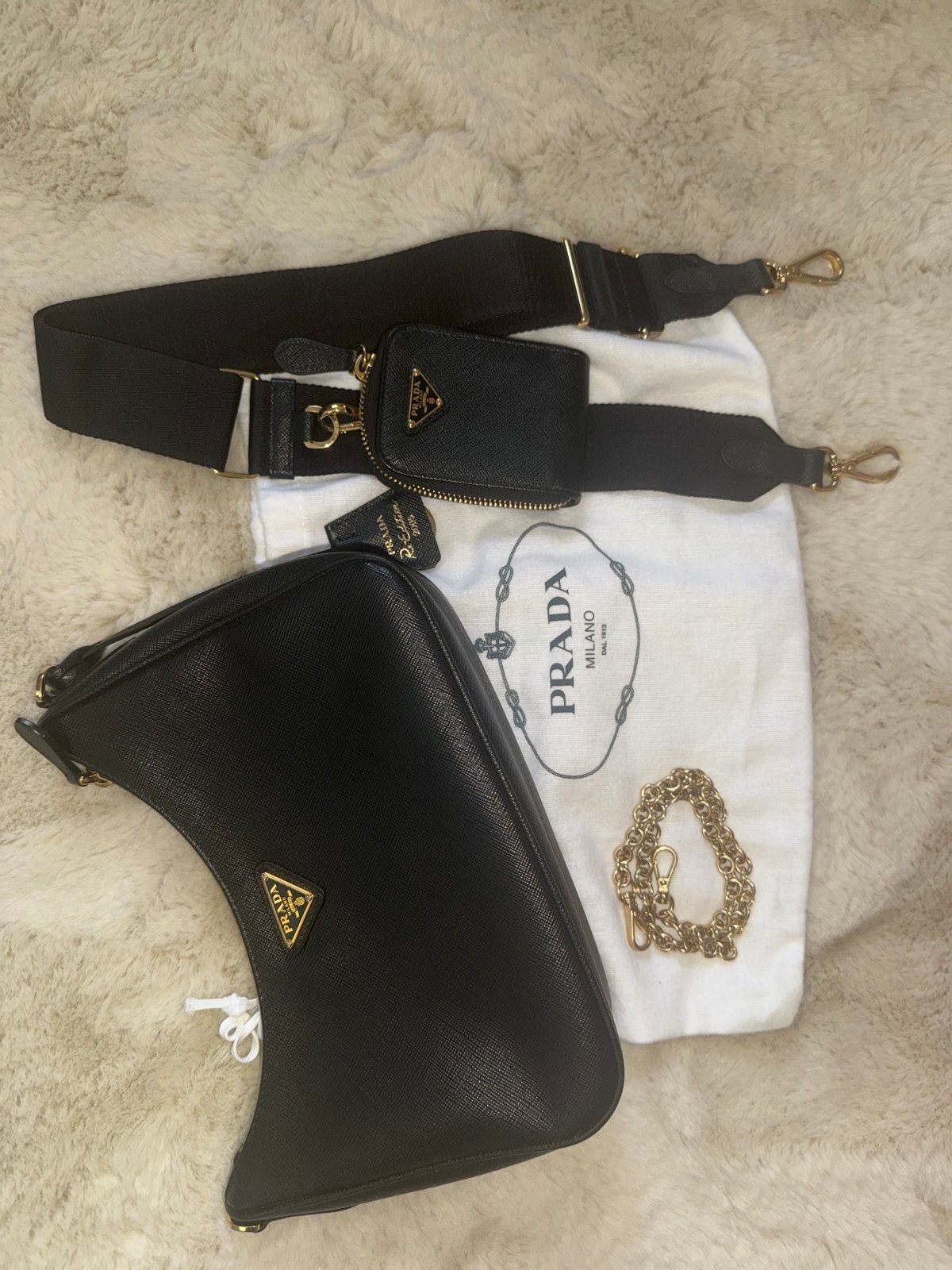 Prada Re-Edition 2005 Schoudertasje Zwart Saffiano Leer, Ophalen of Verzenden, Zo goed als nieuw, Zwart, Schoudertasje