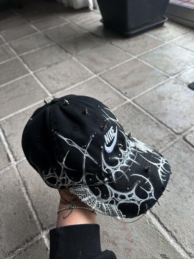 Unisex handgeschilderde tribal Nike pet met kettinkjes., Ophalen of Verzenden, Zo goed als nieuw, One size fits all