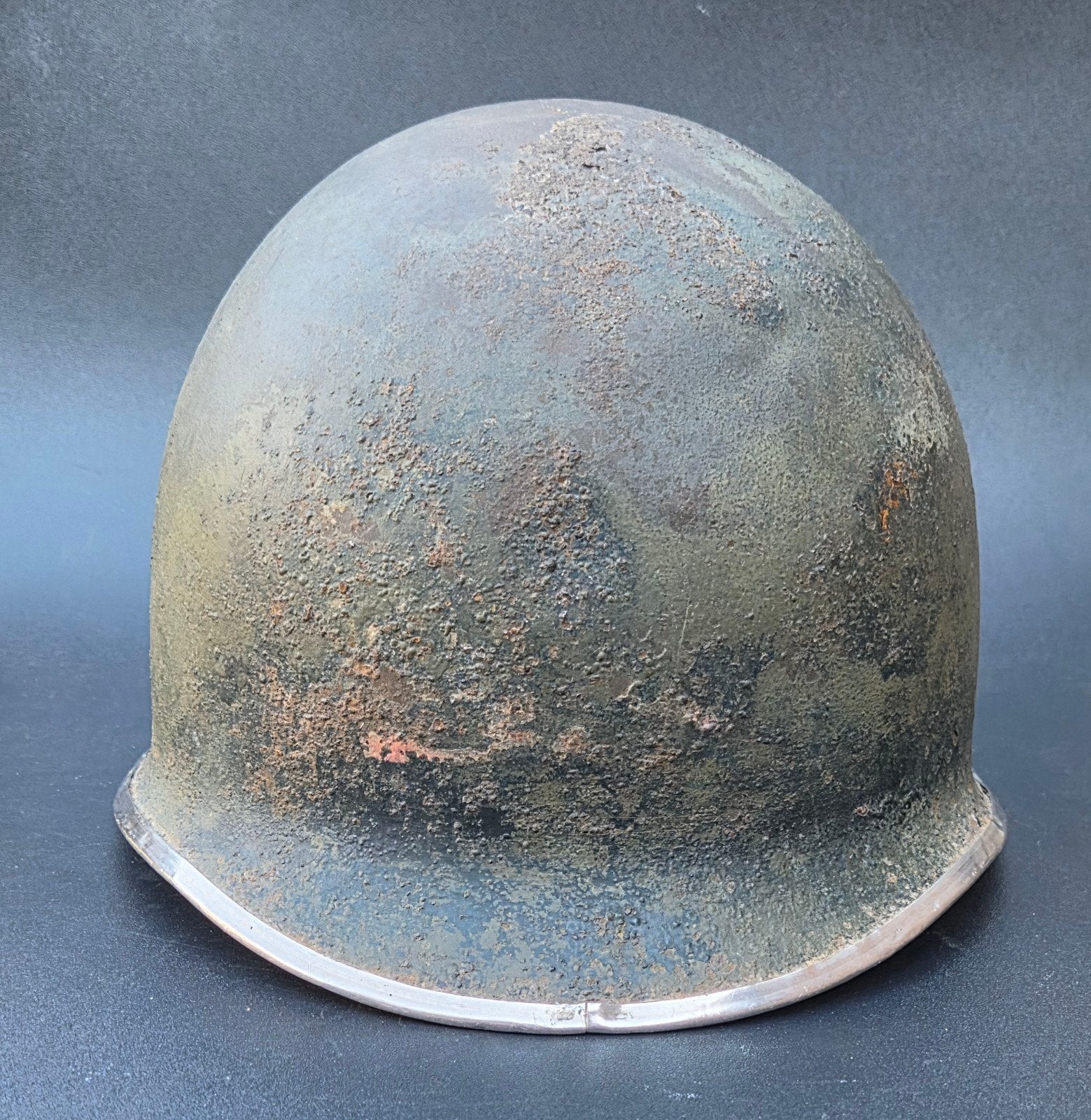 ORIGINELE US WO2 M1 HELM | FIXED BALE, FRONTSEAM | ARDENNEN, Ophalen of Verzenden, Amerika, Helm of Baret