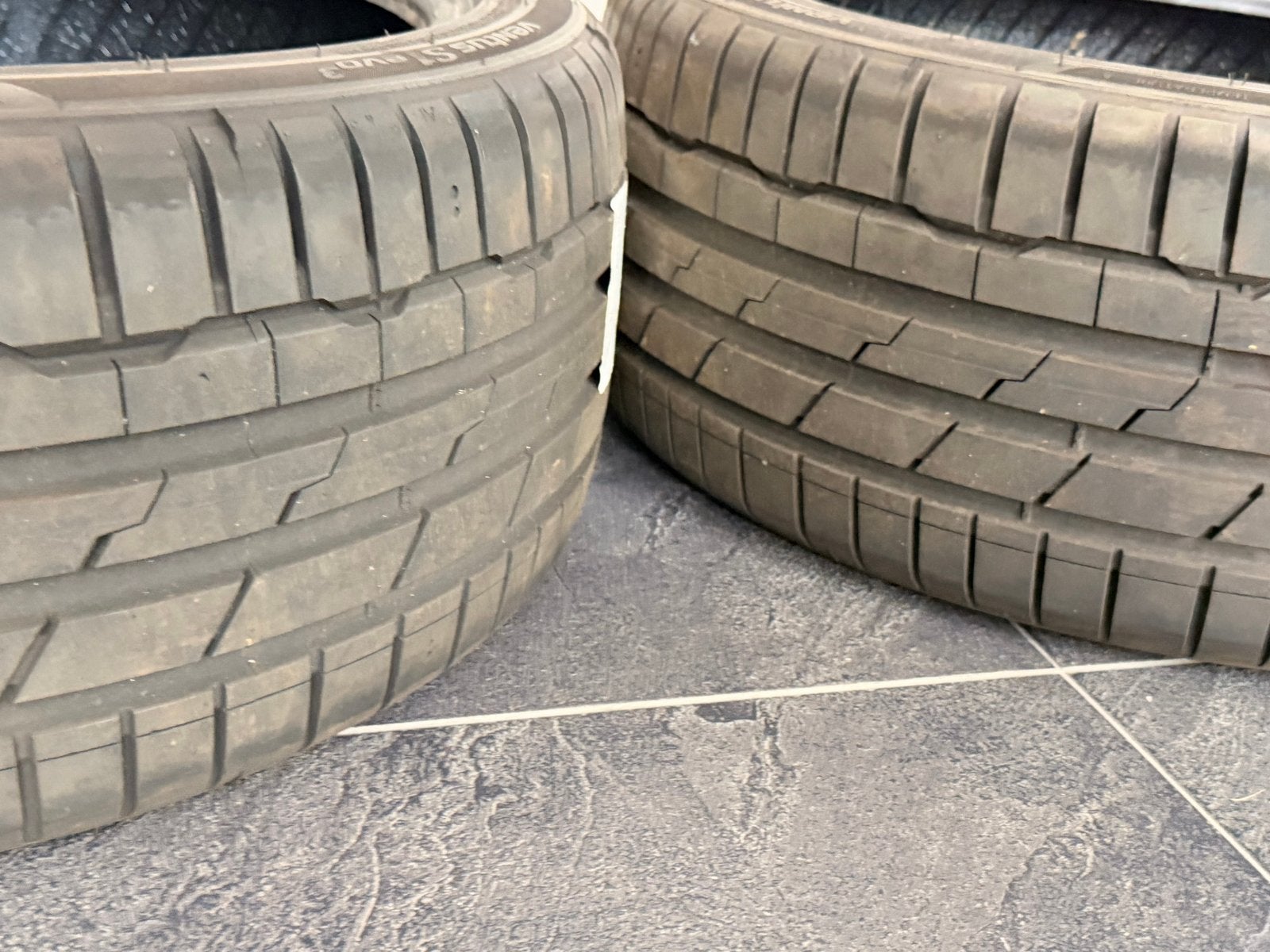 Zomerbanden 225/40ZR19 (Hankook Ventus S1 Evo3 & Bridgestone, Auto-onderdelen, Banden en Velgen, 19 inch, Gebruikt, Ophalen of Verzenden