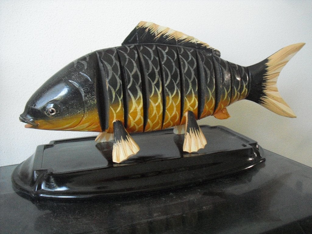 beeld houten karper van hout vis 36 cm, Houtsnijwerk, Ophalen of Verzenden, Zeeleven, Hout