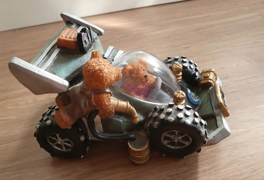 Spaarpot race auto met beren - Uniek en decoratief, Ophalen of Verzenden, Zo goed als nieuw, Kunststof, Vervoermiddel