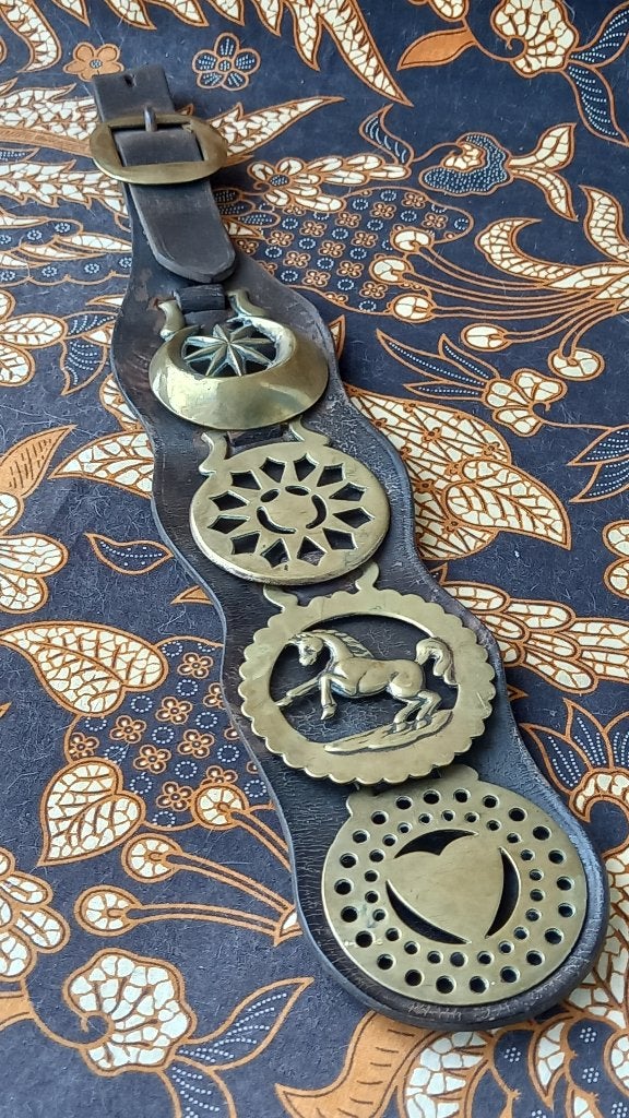 Vier originele antieke Engelse kleppermannetjes aan een riem, Antiek en Kunst, Antiek | Woonaccessoires, Ophalen of Verzenden