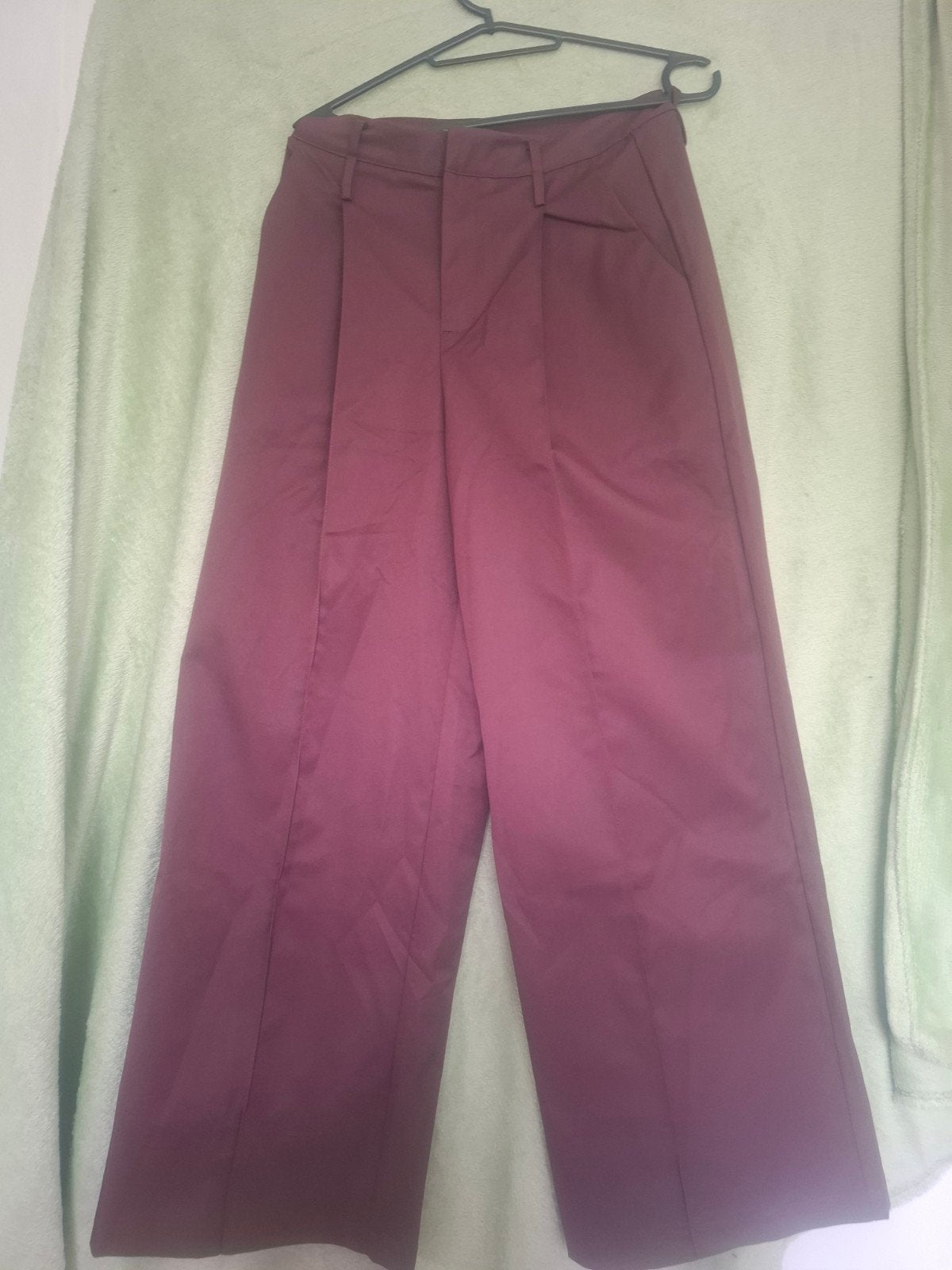 Mooie aubergine kleurige gladde broek - Maat XS, Ophalen of Verzenden, Maat 34 (XS) of kleiner, Paars