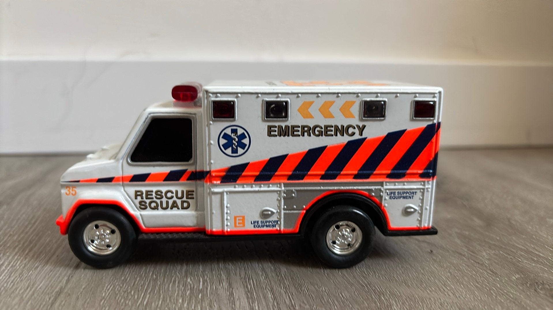 Rescue squad ambulance, Hobby en Vrije tijd, Modelauto's | 1:32, Ophalen of Verzenden, Zo goed als nieuw, Auto, Overige merken