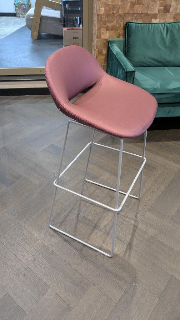 Barkruk Artifort Beso, Huis en Inrichting, Barkrukken, Ophalen, Gebruikt, Met voetsteun, 60 tot 90 cm
