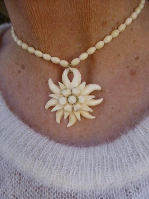 Antieke Ketting met grote Hanger ivv Edelweiss handgesneden, Sieraden, Tassen en Uiterlijk, Antieke sieraden, Verzenden, Overige materialen