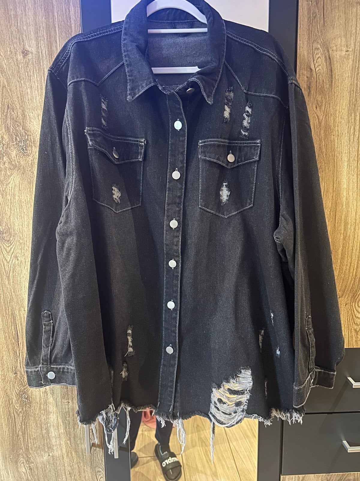 Zwart spijkerjack met scheuren - Maat 6XL, Ophalen of Verzenden, Zo goed als nieuw, Maat 46/48 (XL) of groter, Zwart