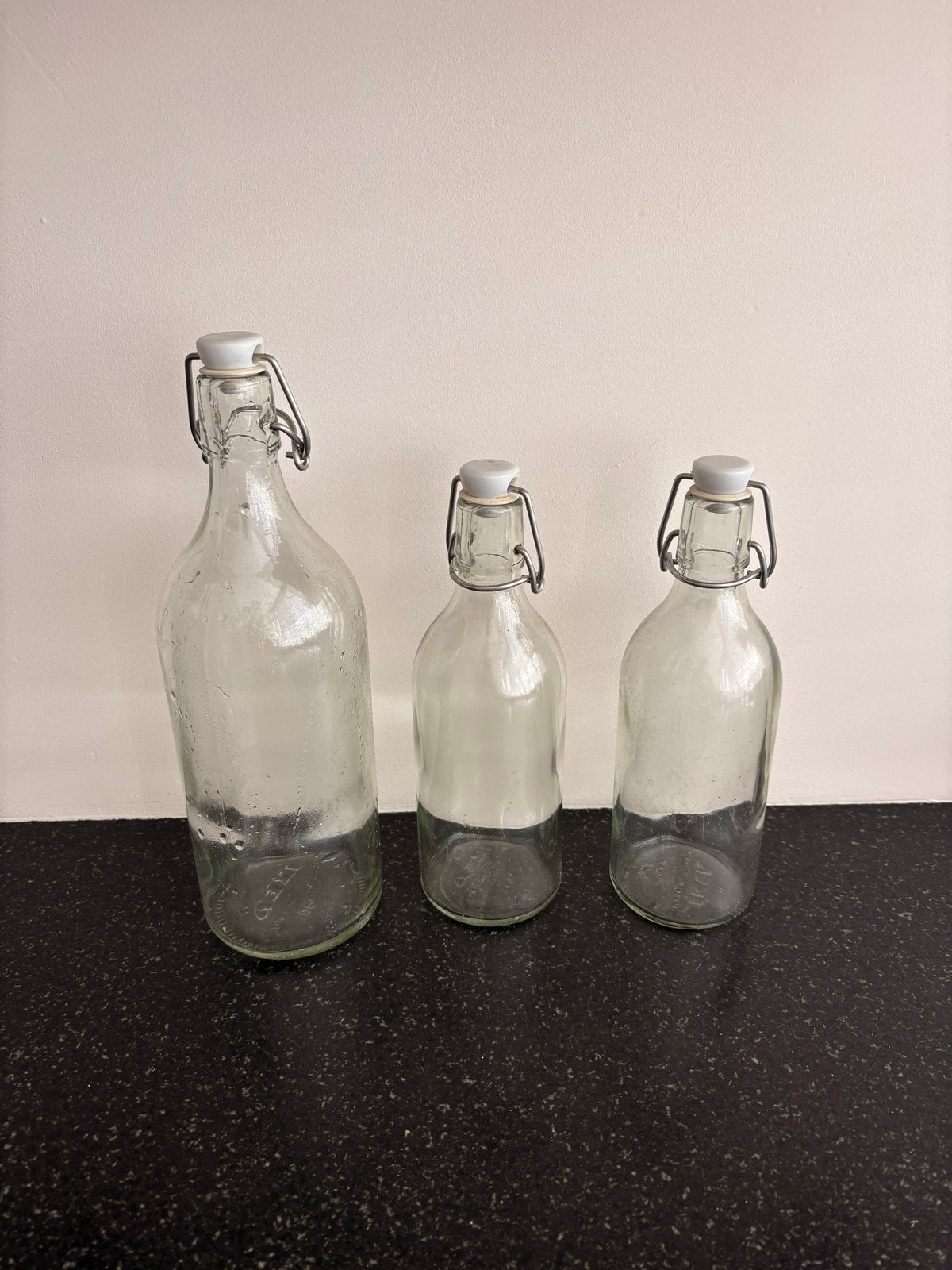 Ikea - Korken Set van 3 glazen flessen met beugelsluiting, Huis en Inrichting, Ophalen, Glas, IKEA, Zo goed als nieuw