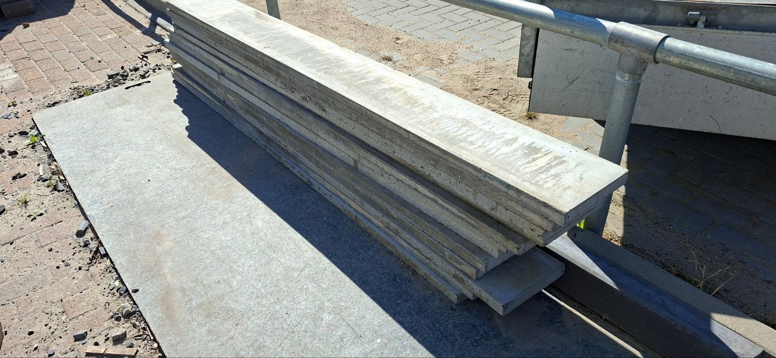 12 beton tussenschotten 220x25x3,5 cm (licht beschadigd), Ophalen, Zo goed als nieuw, Overige materialen