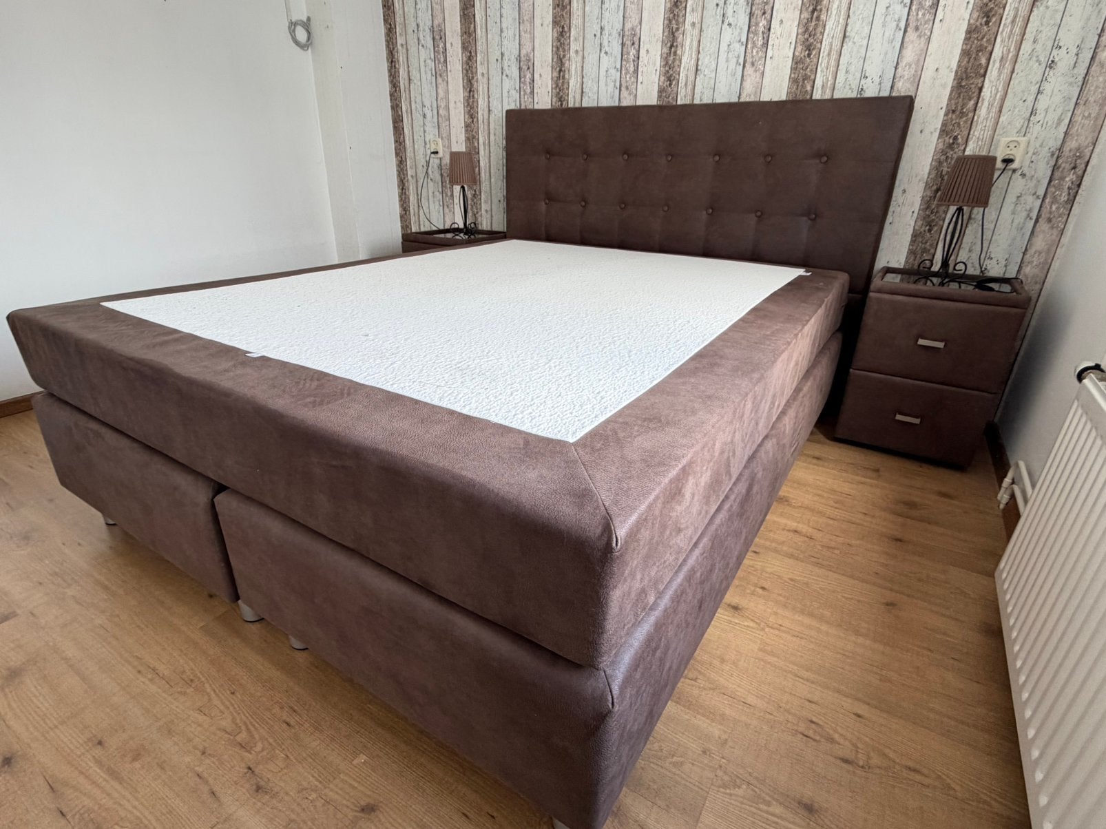 Zeer goed onderhouden tweepersoons boxspring met nachtkastje, Ophalen, Bruin, Tweepersoons, Zo goed als nieuw