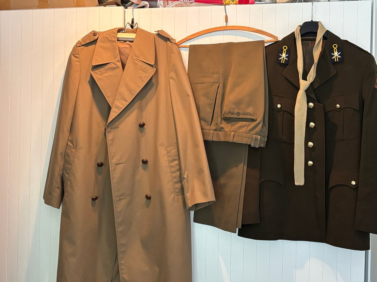 Militair uniform en regenjas.  Dagelijks tenue. DT, Ophalen of Verzenden, Landmacht, Nederland, Kleding of Schoenen