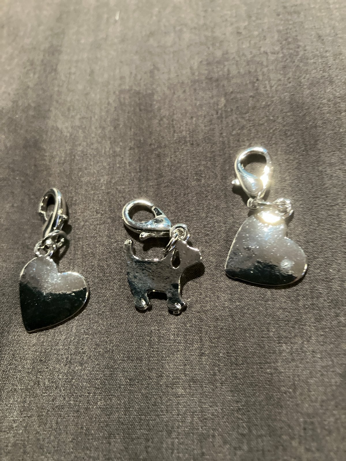 Set van 3 zilverkleurige bedels: 2 hartjes, 1 hondje, Overige merken, Gebruikt, Ophalen of Verzenden, 2 of 3 bedels