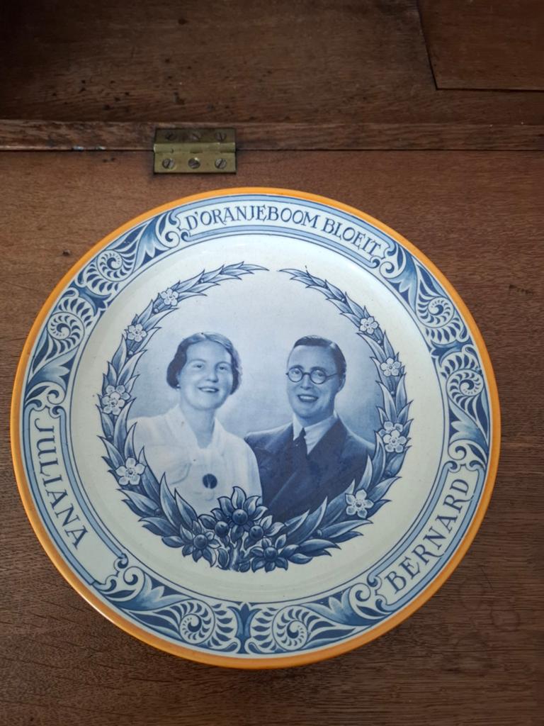 Huwlijksbord Juliana en Bernard, Ophalen of Verzenden, Zo goed als nieuw, Servies
