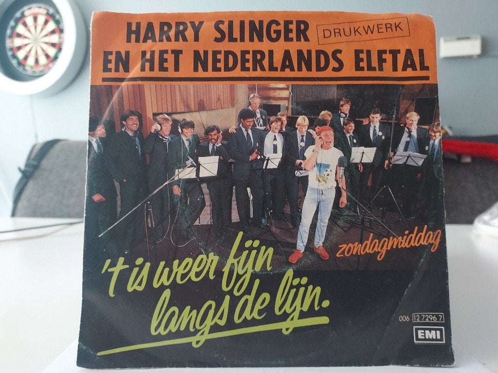 7" Single Harry Slinger En Het Nederlands Elftal - 't Is Wee, Gebruikt, 7 inch, Ophalen of Verzenden, Overige typen
