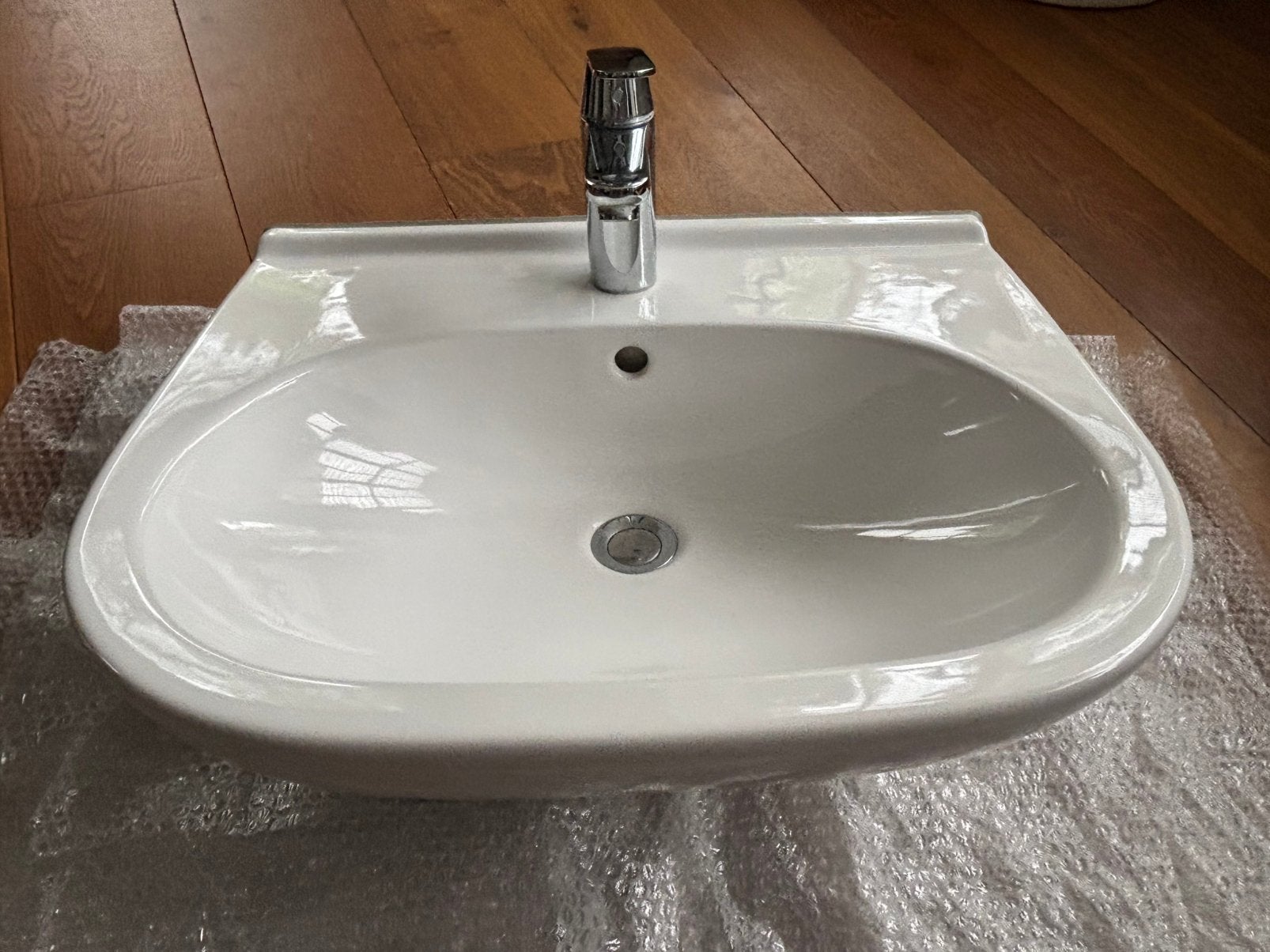 Wastafel Villeroy Boch met Grohe mengkraan (nieuw), Huis en Inrichting, Badkamer | Badkamermeubels, Ophalen, Nieuw, 50 tot 100 cm