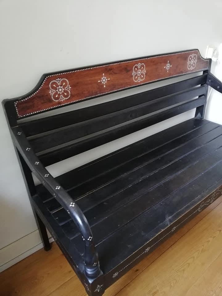 Houten bank Bali met ingelegde parelmoer schelpjes + kastje, Ophalen