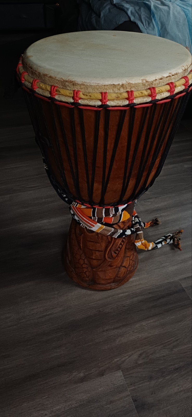 Mooie handgesneden djembe met hoes, Muziek en Instrumenten, Percussie, Ophalen of Verzenden, Zo goed als nieuw, Trommel