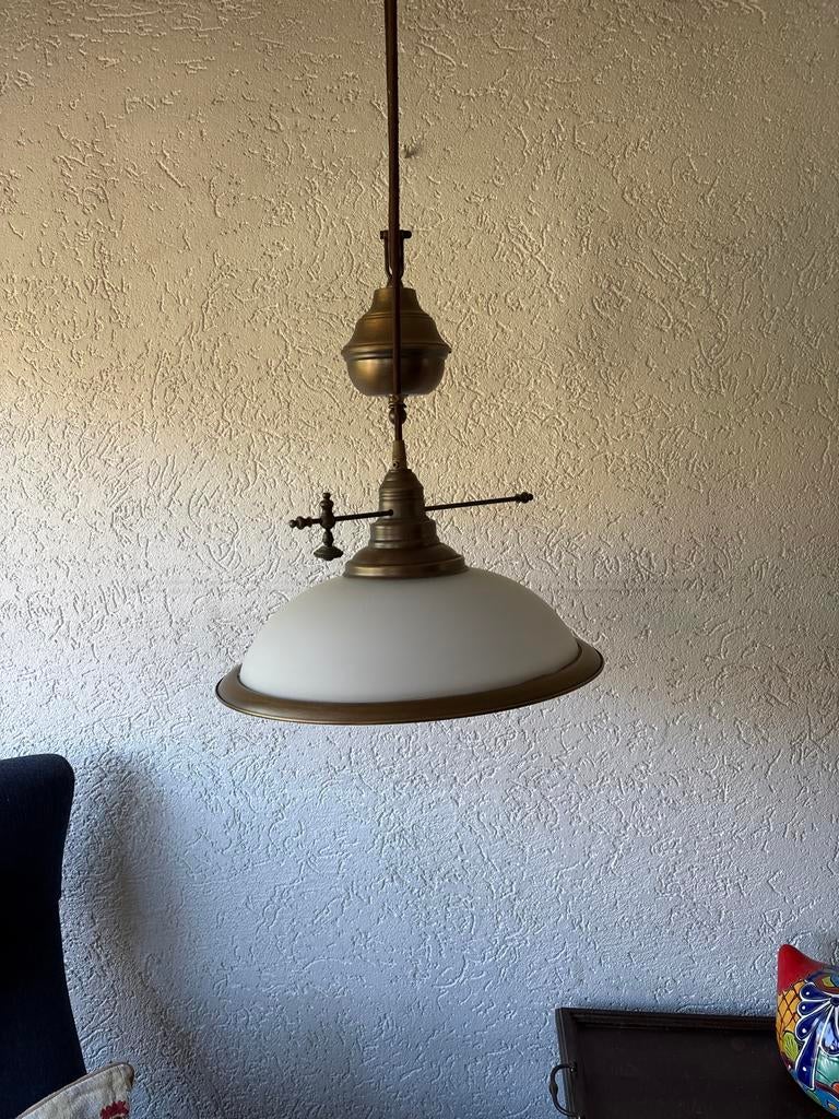 Vintage Hanglamp met Melkglas Kap en Messing Details, Antiek en Kunst, Antiek | Lampen, Ophalen of Verzenden