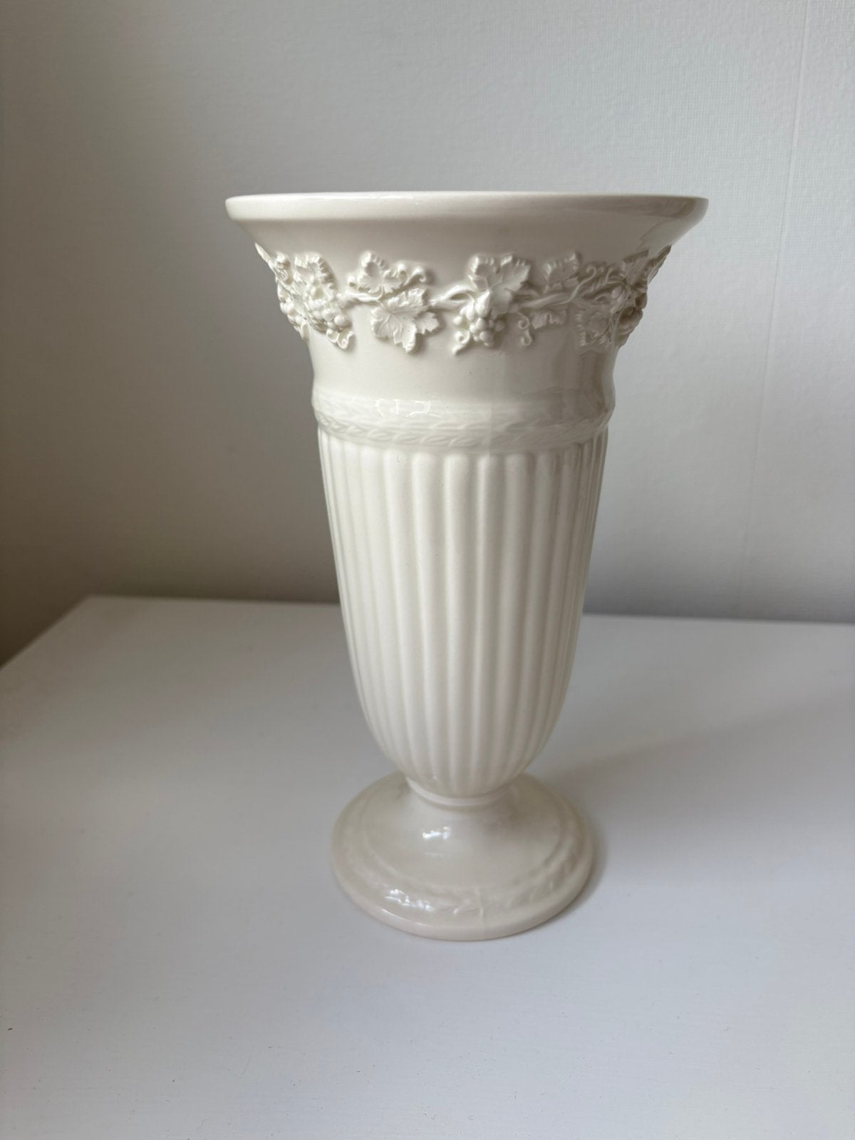 Wedgwood Edme vaas, Huis en Inrichting, Woonaccessoires | Vazen, Ophalen of Verzenden, Zo goed als nieuw, Beige, 22 cm