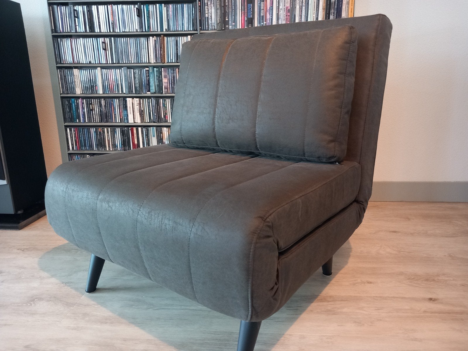 Slaapstoel antraciet ecoleer, Huis en Inrichting, Stoelen, Ophalen, Leer, Zo goed als nieuw, Eén
