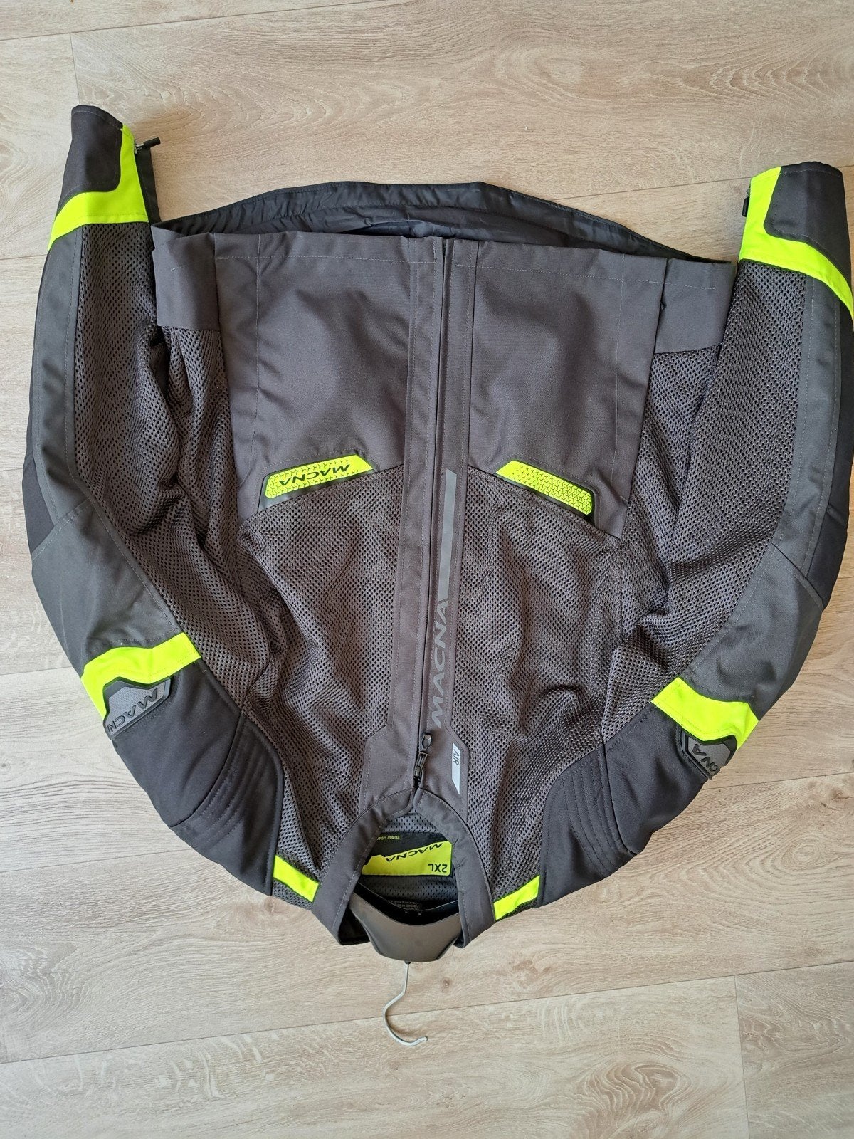 Zw met lichtgevende biezen motorjas mt 2x xl.macna, Ophalen of Verzenden, Zo goed als nieuw, Hondenjas