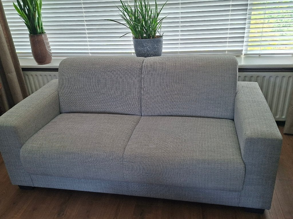 Gratis af te halen: 2 grijze 2-zitsbanken, Ophalen, Gebruikt, 150 tot 200 cm, Tweepersoons