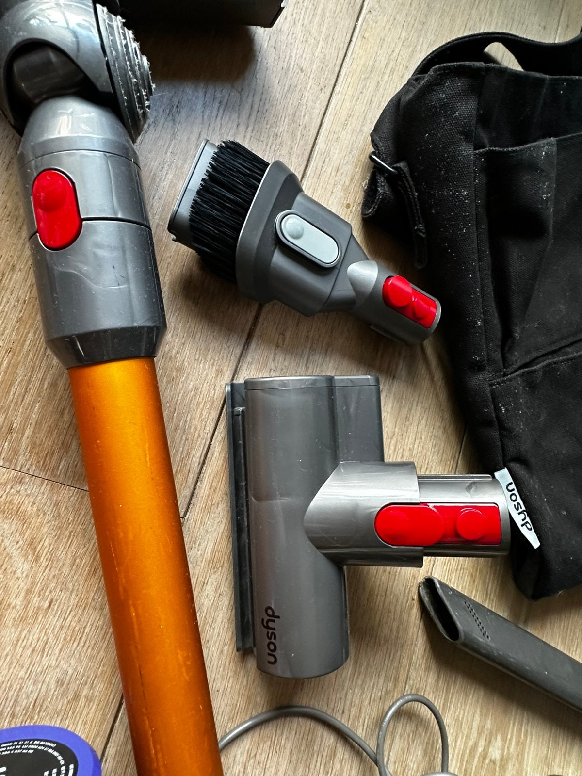 Foto 5 van Dyson V8 absolute met accessoires - accu kapot