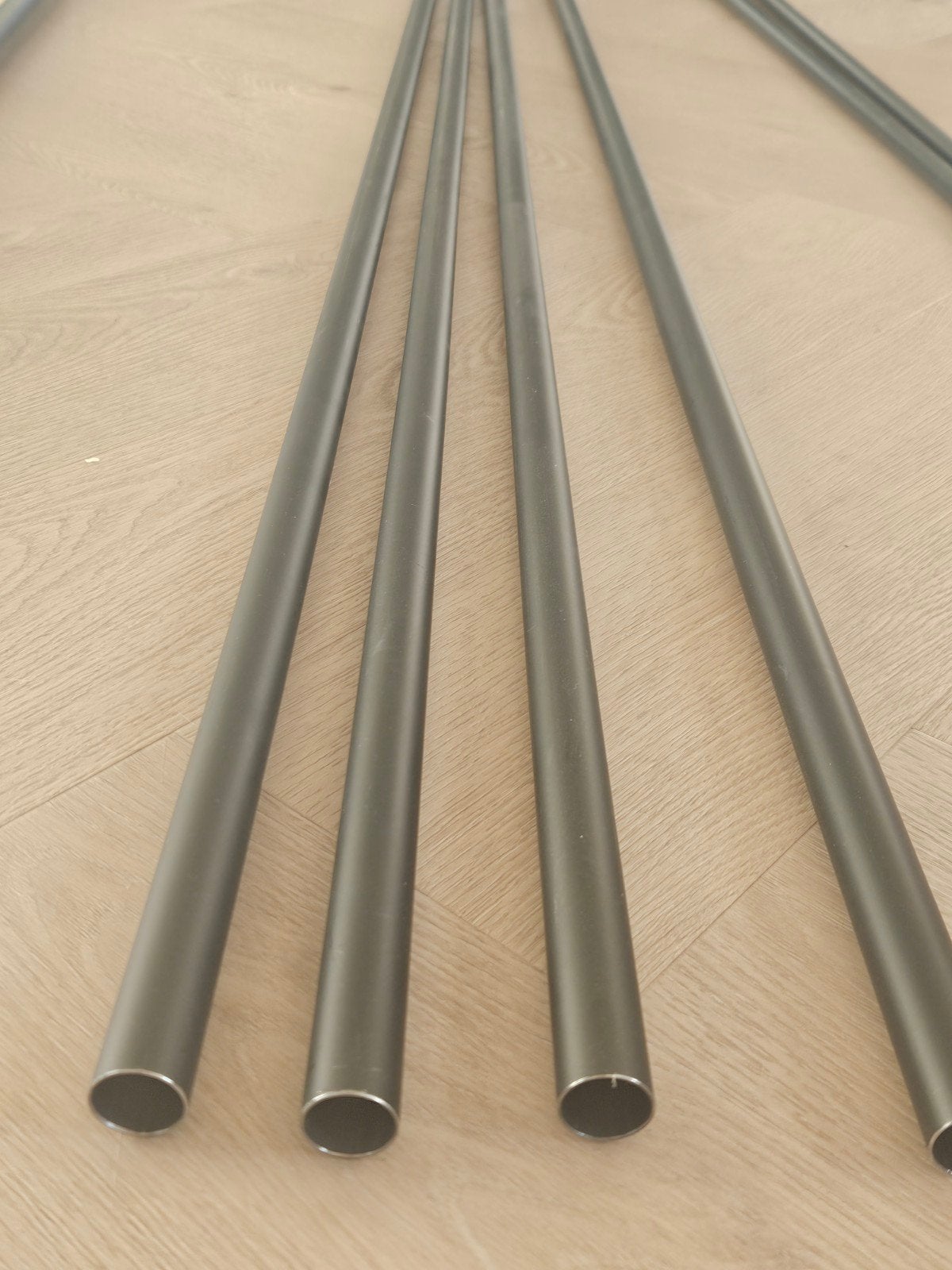 4 mat zwarte Gordijnenroedes 170cm met wandsteun, Ophalen, Inclusief montageonderdelen, 170 cm, Zwart