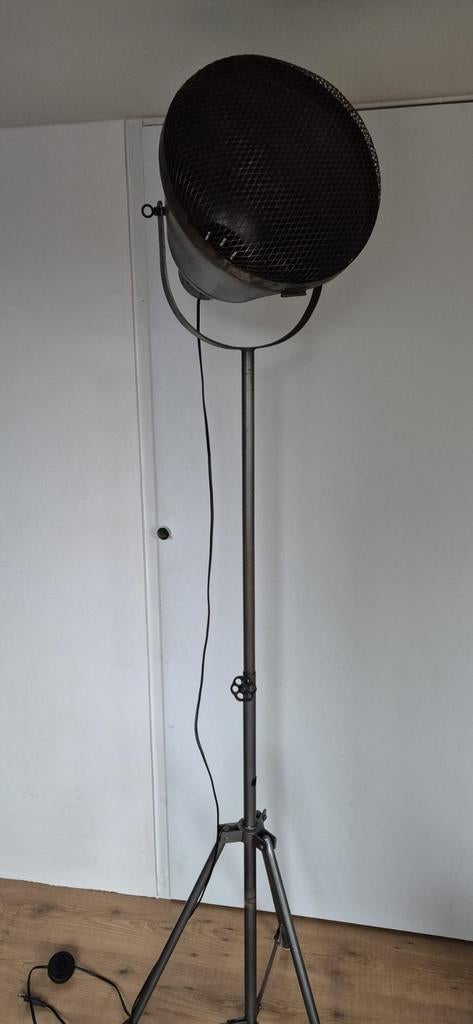 Stoere metalen vloerlamp / spotlight – in hoogte verstelbaar, Huis en Inrichting, Lampen | Vloerlampen, Ophalen, Zo goed als nieuw
