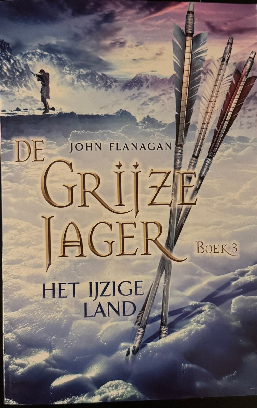 John Flanagan -  De Grijze Jager 3 - Het ijzige land, Boeken, Ophalen of Verzenden, Zo goed als nieuw, John Flanagan