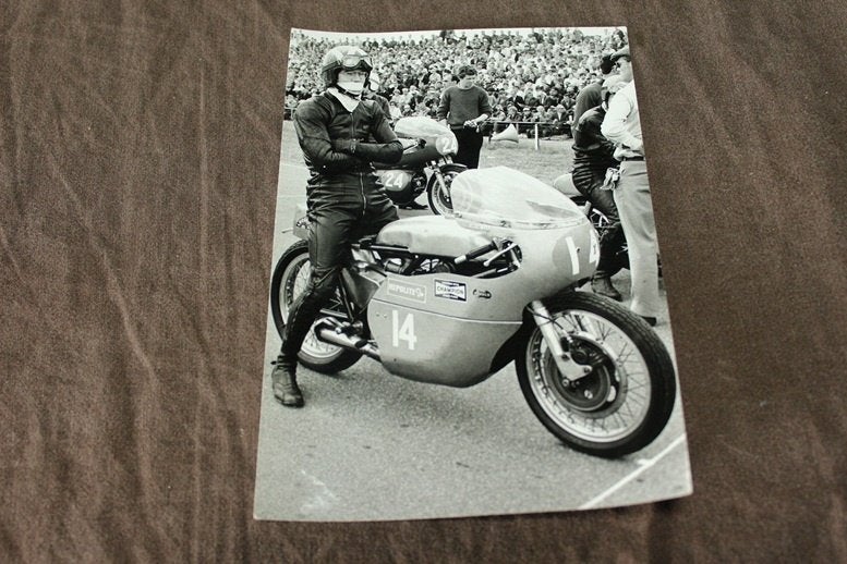 foto Peter Williams op AJS racer TT assen ?, Ophalen of Verzenden, Gelezen