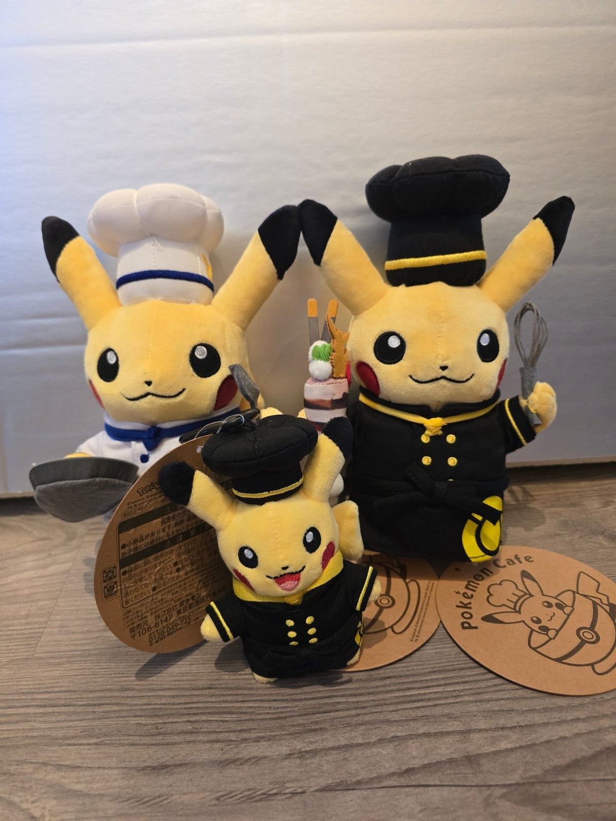 Pikachu kok knuffels zwart wit en sleutelhanger Pokemon Cafe, Geel, Overige typen, Nieuw, Ophalen of Verzenden