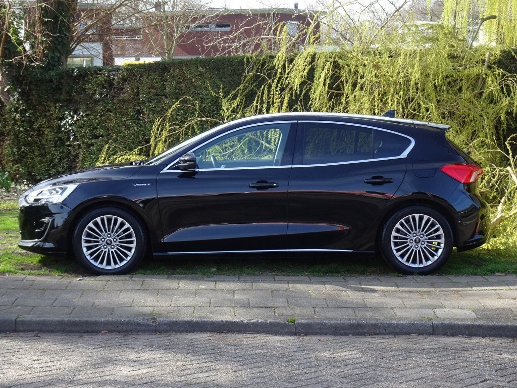 Ford Focus 1.0 125pk Vignale met Head-Up, Leer en Camera, 125 pk, Gebruikt, Euro 6, Zwart