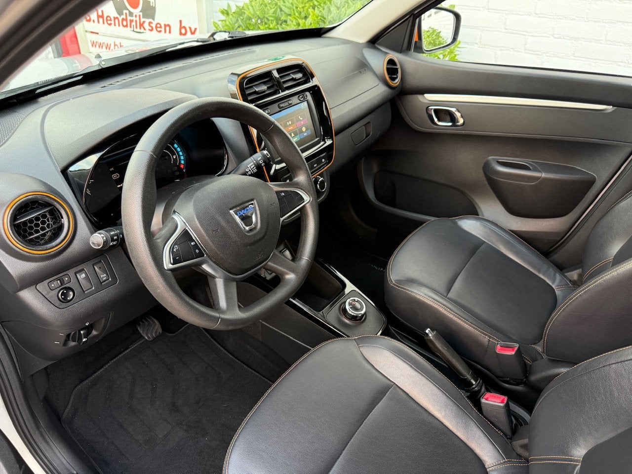 Dacia Spring 27KW Electric 45 Comfort Plus Orange Pack/ SOH, Auto's, Gebruikt, Zwart, 4 stoelen, 30 €/maand