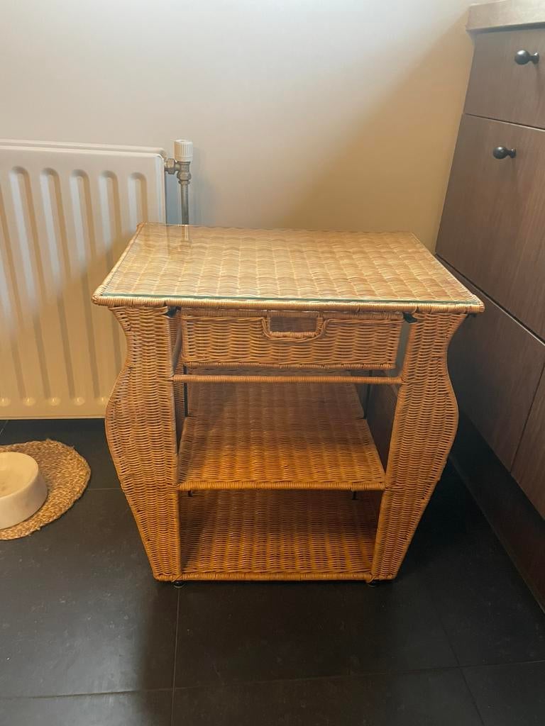 GEZOCHT rotan/rattan/rieten nachtkastje, Huis en Inrichting, Slaapkamer | Nachtkastjes, Ophalen, Zo goed als nieuw, Minder dan 45 cm