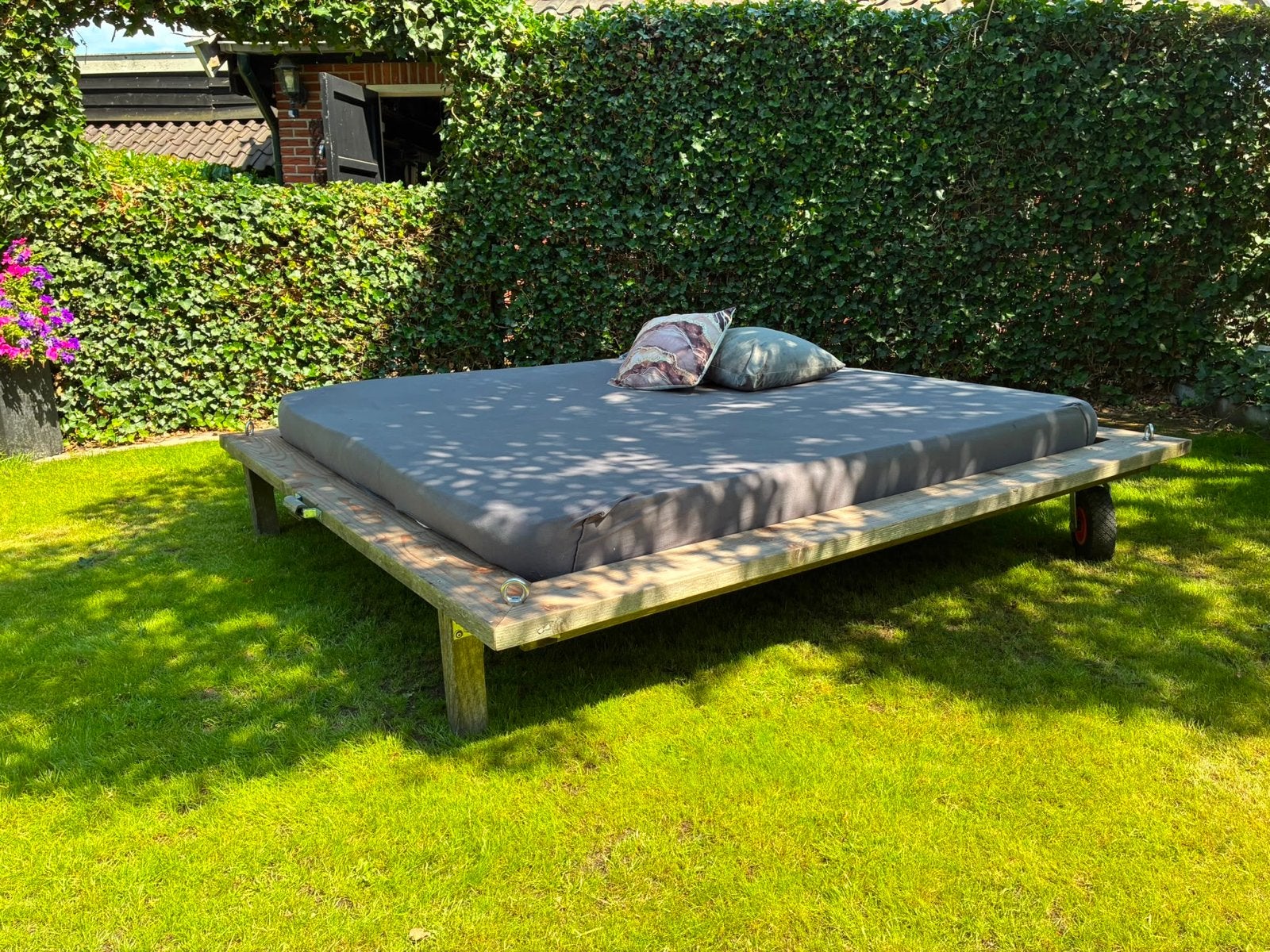 Lounge bed, Ophalen of Verzenden, Zo goed als nieuw, Hout, Verrijdbaar
